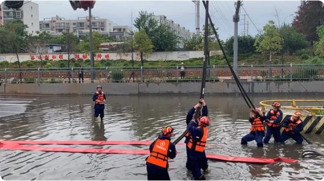 麒麟?yún)^(qū)遭暴雨突襲|部分道路積水嚴重，消防緊急排澇解憂