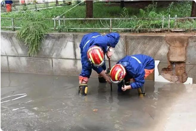 麒麟?yún)^(qū)遭暴雨突襲|部分道路積水嚴重，消防緊急排澇解憂